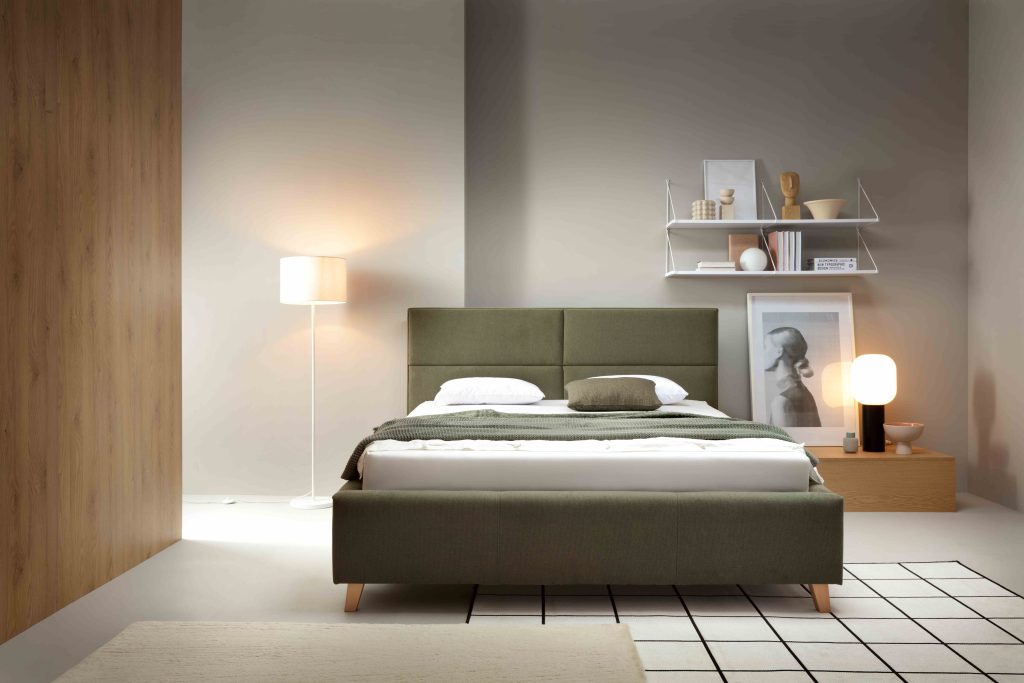 Łóżko Mike to ponadczasowa bryła, która odnajdzie się w każdej sypialni. Wezgłowie zostało podzielone na cztery prostokątne części. Łóżko posiada szereg możliwości personalizowania. Producent Comforteo.